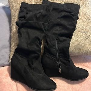 Calf high heeled boots